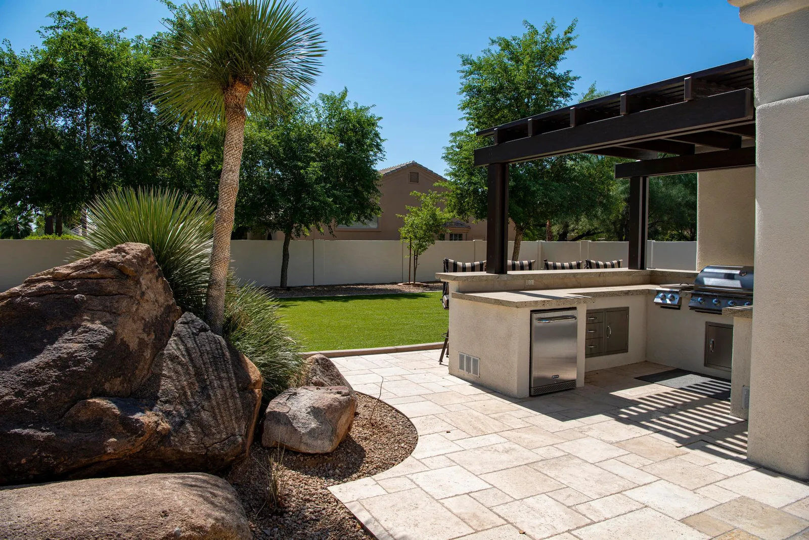 Outdoor Living Space Renovation Trends for 2024